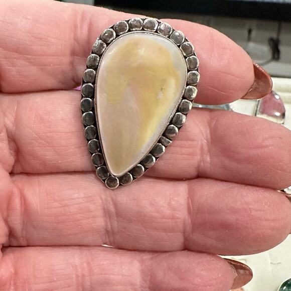 💕 Mother of pearl pear silver overlay 925 gemstone ring. Size 6 - Picture 2 of 6